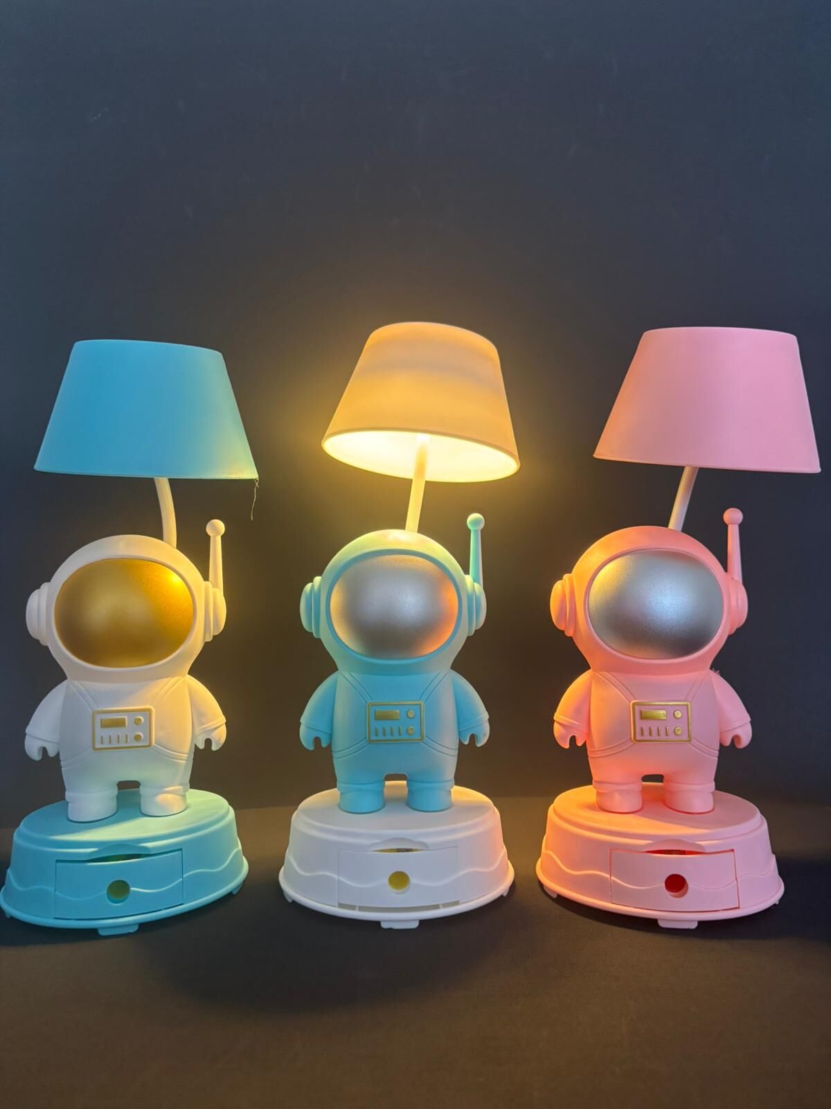 Toptan Kalemtraşlı Masa Lambası Astronot